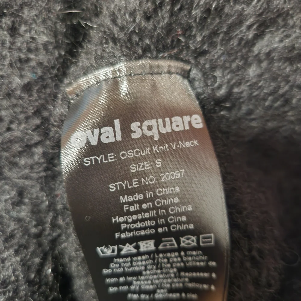 Cozy V-Neck Sweater for Women. OVERSIZED - Picture 3 of 8